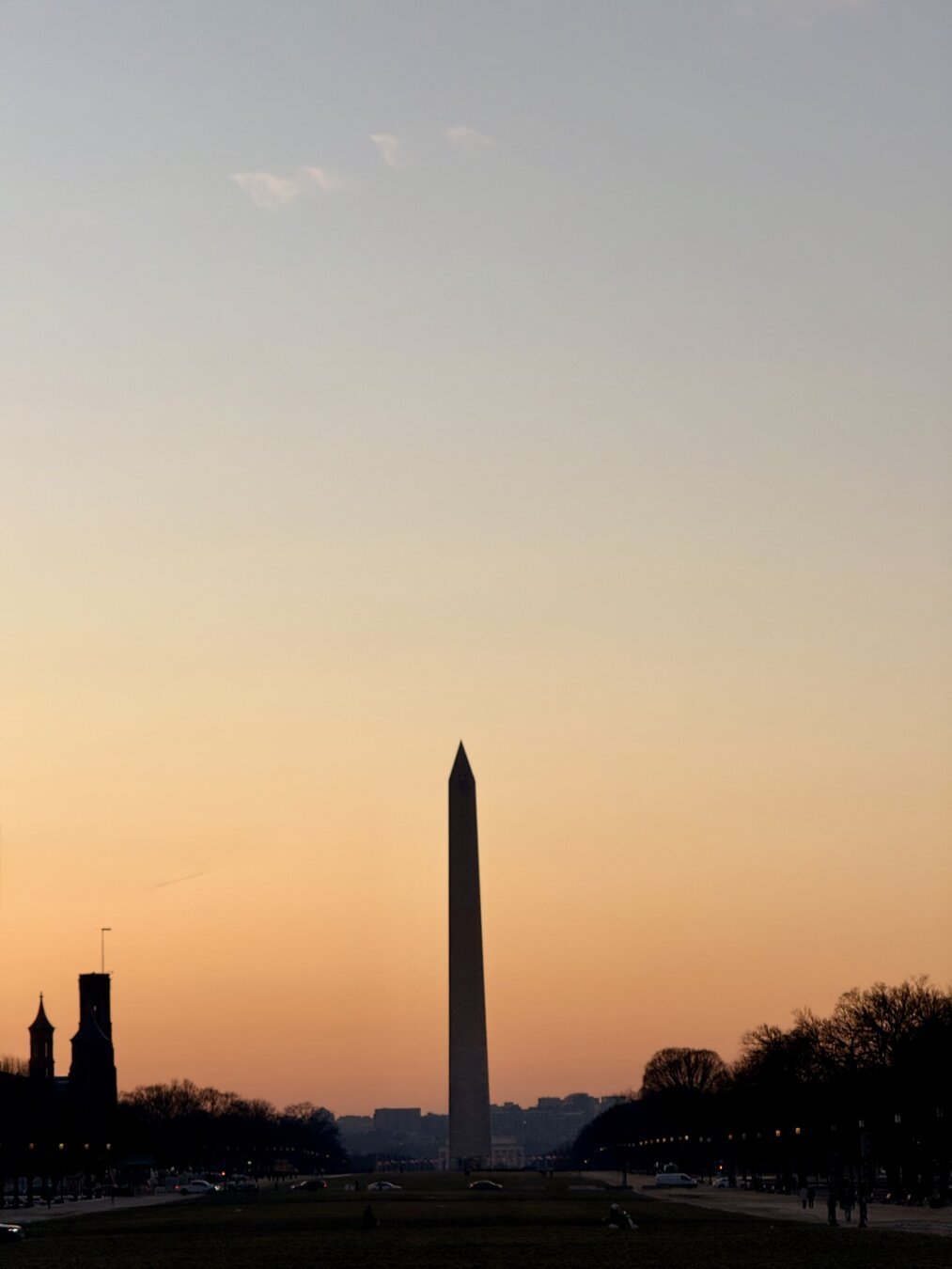 The Washington Monument with a gradient sunset behind it