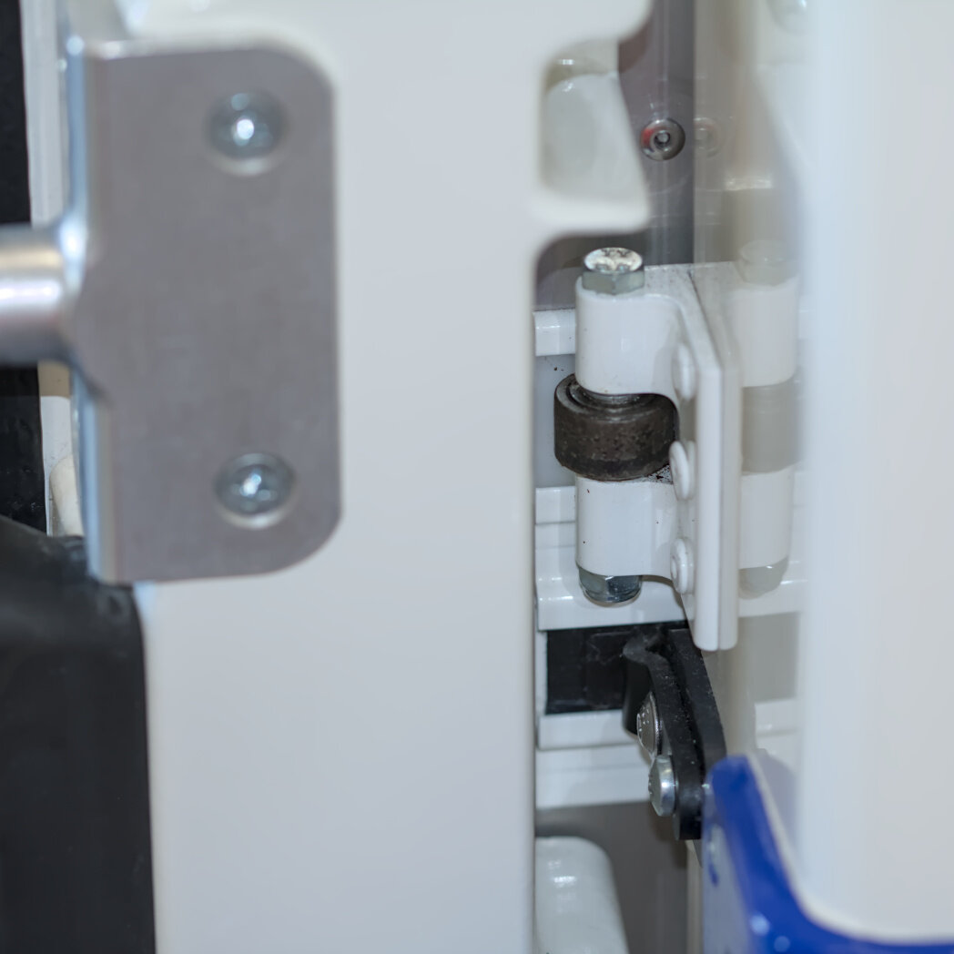 Führung der Schiebetür an der Schiebetür eines Rettungswagens.