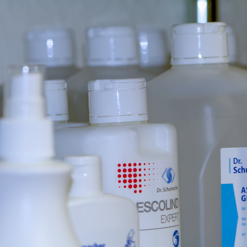 Desinfektionsmittel und andere Pflegeprodukte in einem Regal