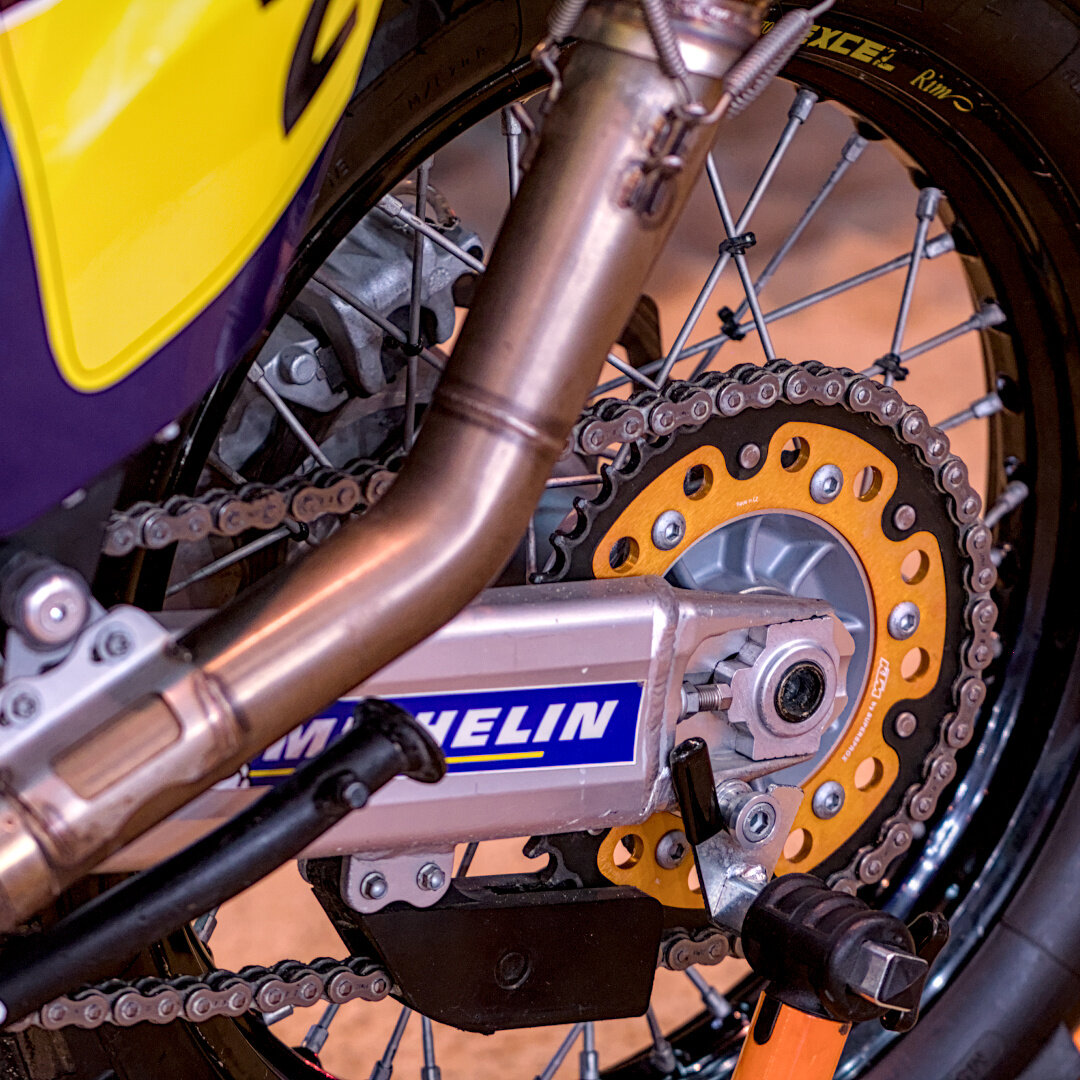 Hinterradnabe in der Schwinge eines Rallymotorrades