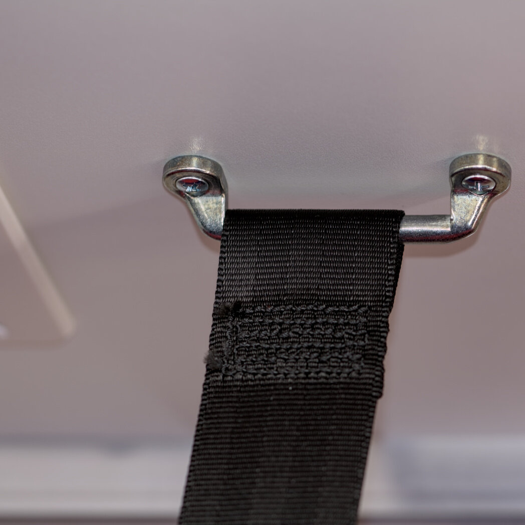 Anschlagpunkt in einem Fach eines Rettungswagens