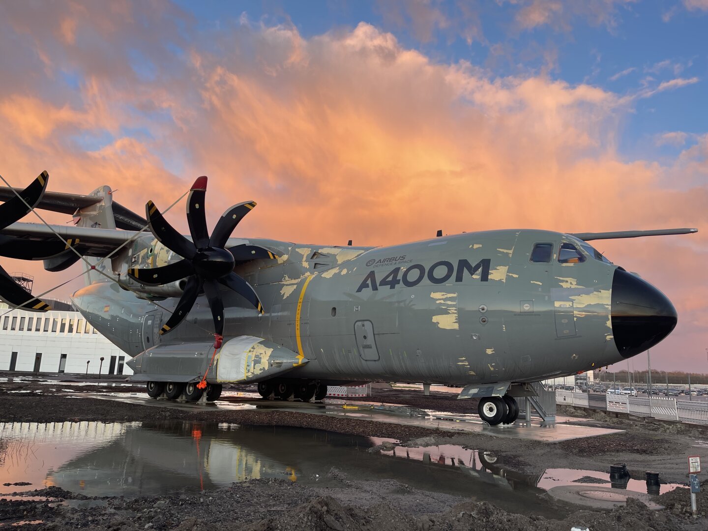 An obsolete A400M on display before „Golden Hour“ clouds