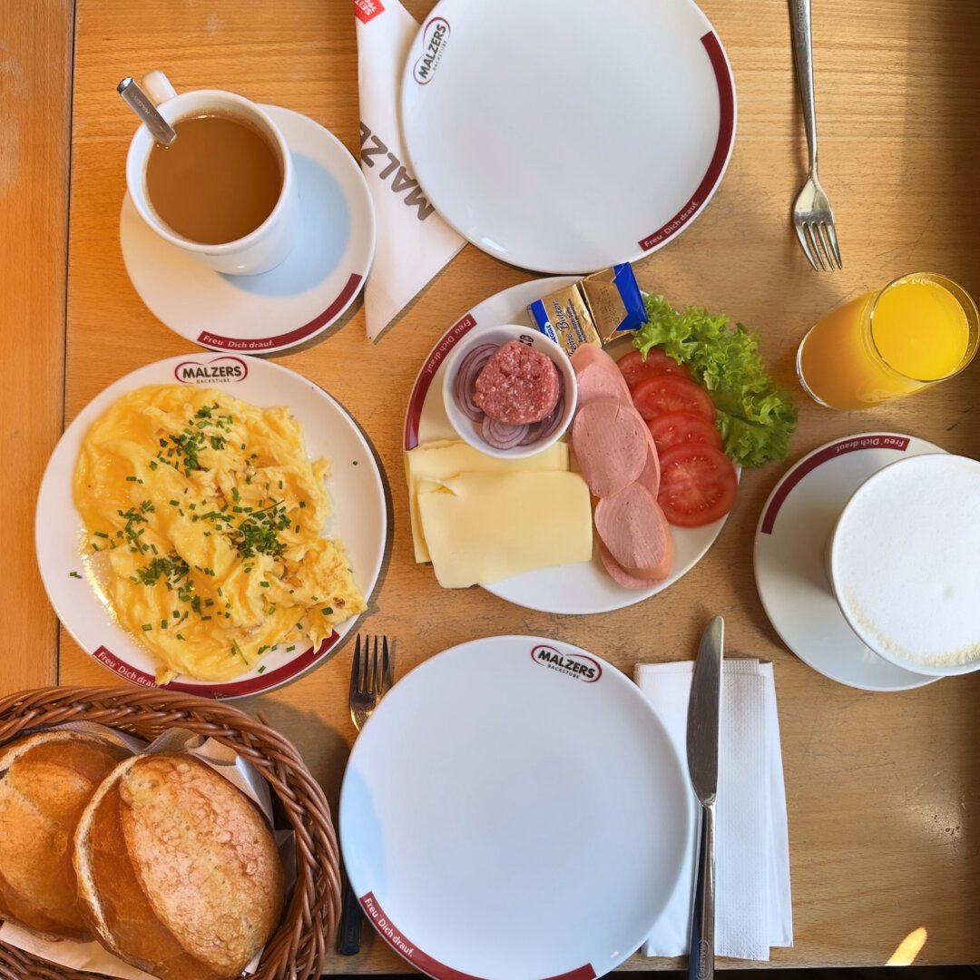 Ein Frühstück beim Bäcker.