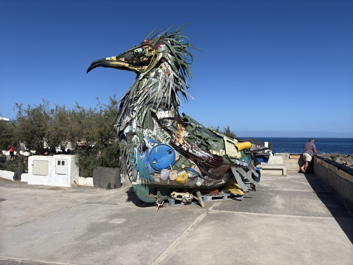 Una imagen de  la escultura de un ave hecha con materiales reciclados