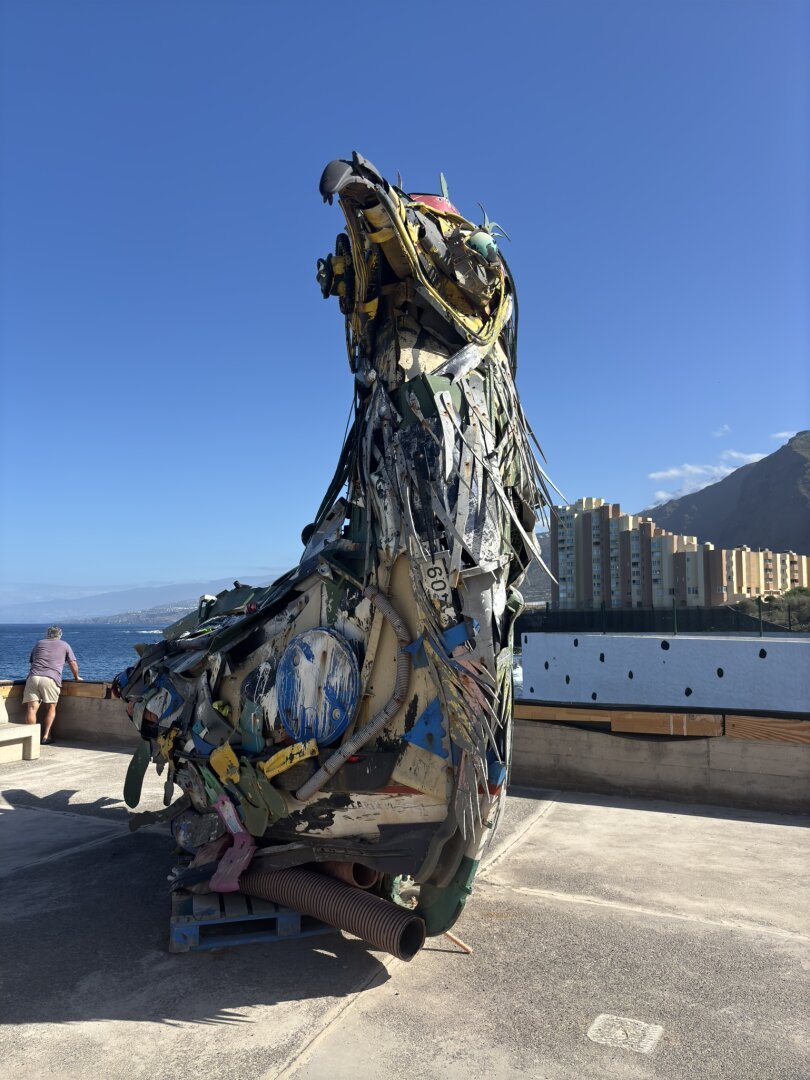 Una imagen de  la escultura de un ave hecha con materiales reciclados