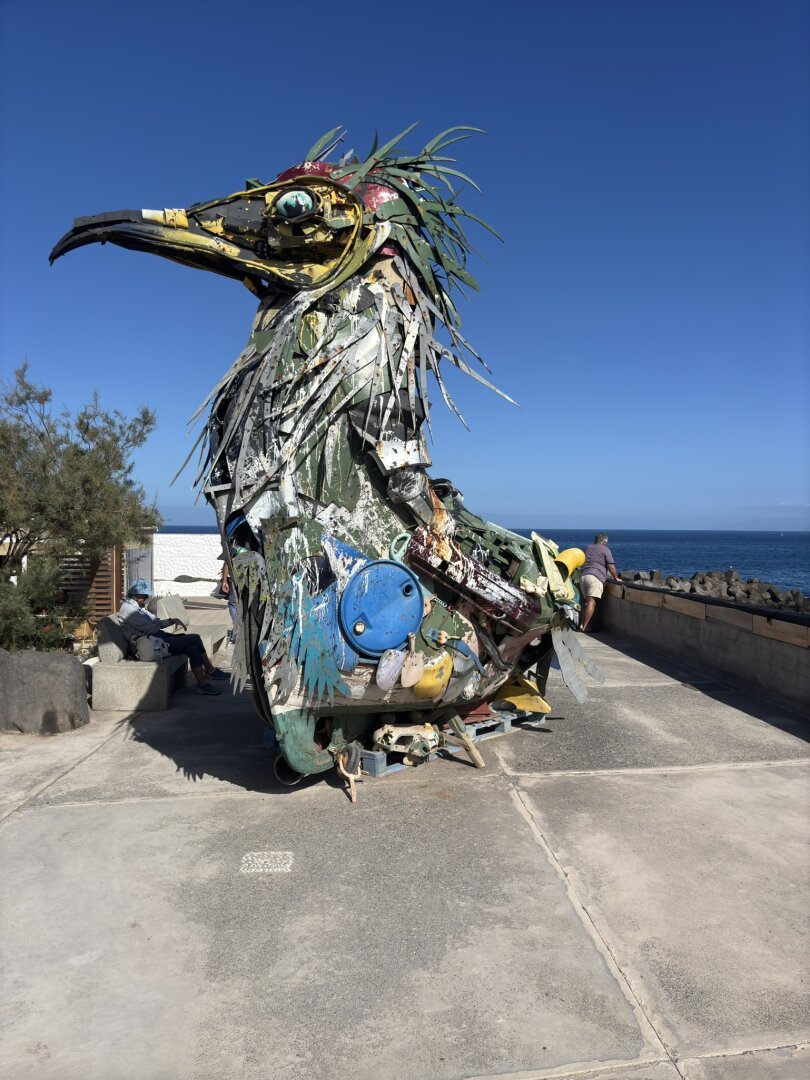 Una imagen de  la escultura de un ave hecha con materiales reciclados