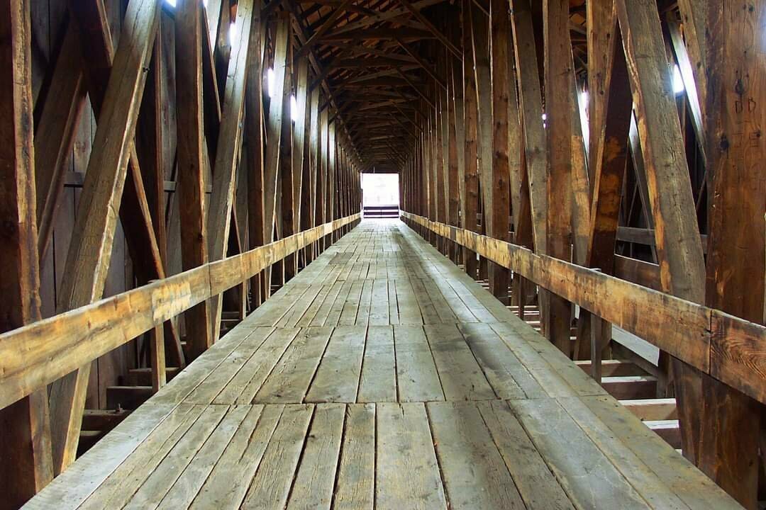 The Blenheim Bridge in New York seen from the inside with its wooden structure.