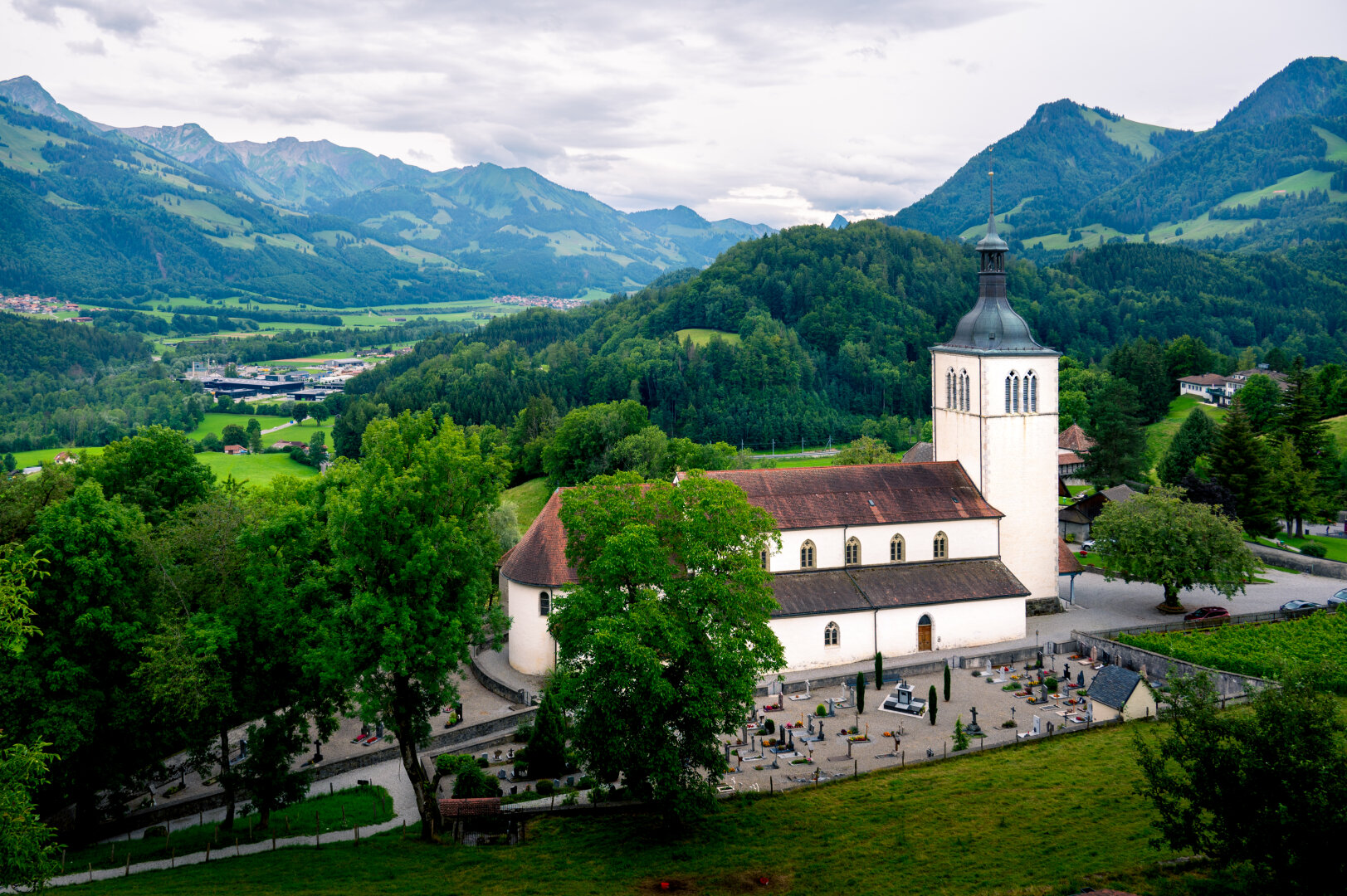"Église Saint-Théodule de Gruyères" seen from the castle of Gruyeres. I was in Fribourg for a week in 2021 with my family and we had a great time there exploring the city and the surrounding area.
#photography #architecture #landscape #church #mountains #travel #switzerland #gruyeres