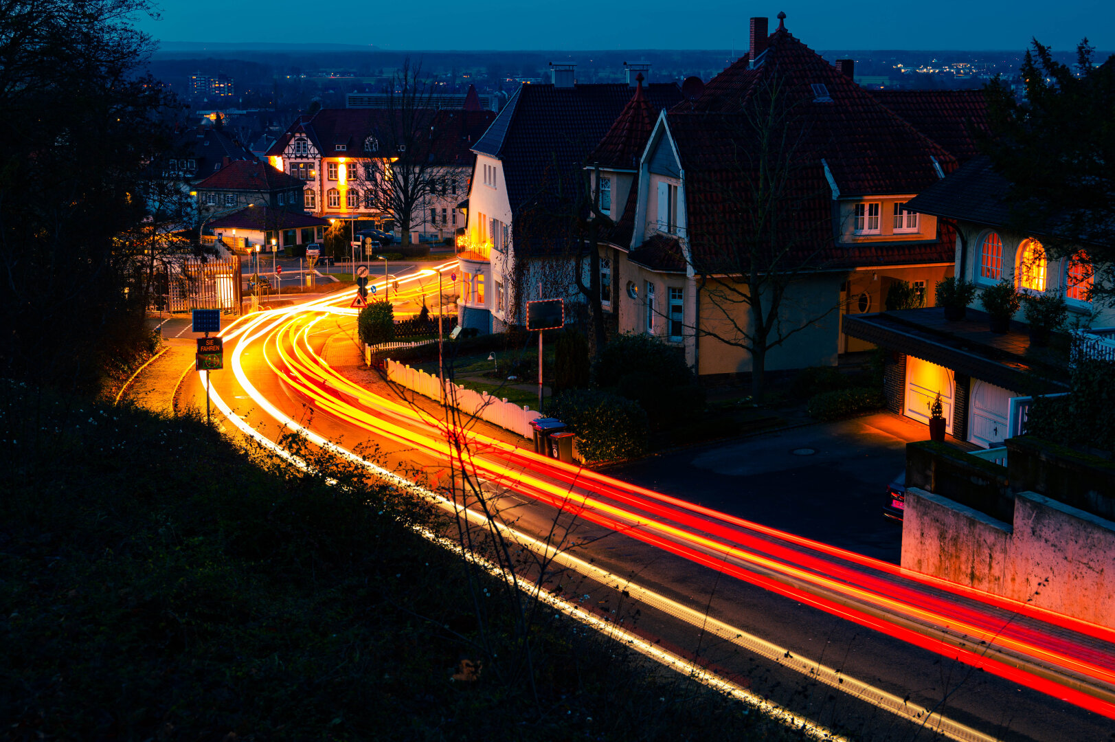 Langzeitbelichtungen sind immer interessant. Die Weingartenstraße in Lübbecke am Abend.
#photography #night #nightphotography #street #art #architecture #light #lighttrails #citylights