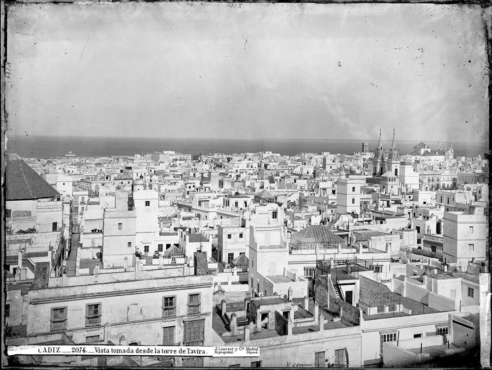 Vistas de las azoteas con tragaluces y torres. Al fondo, a la derecha, se ve San Antonio y, al final, el Carmen.