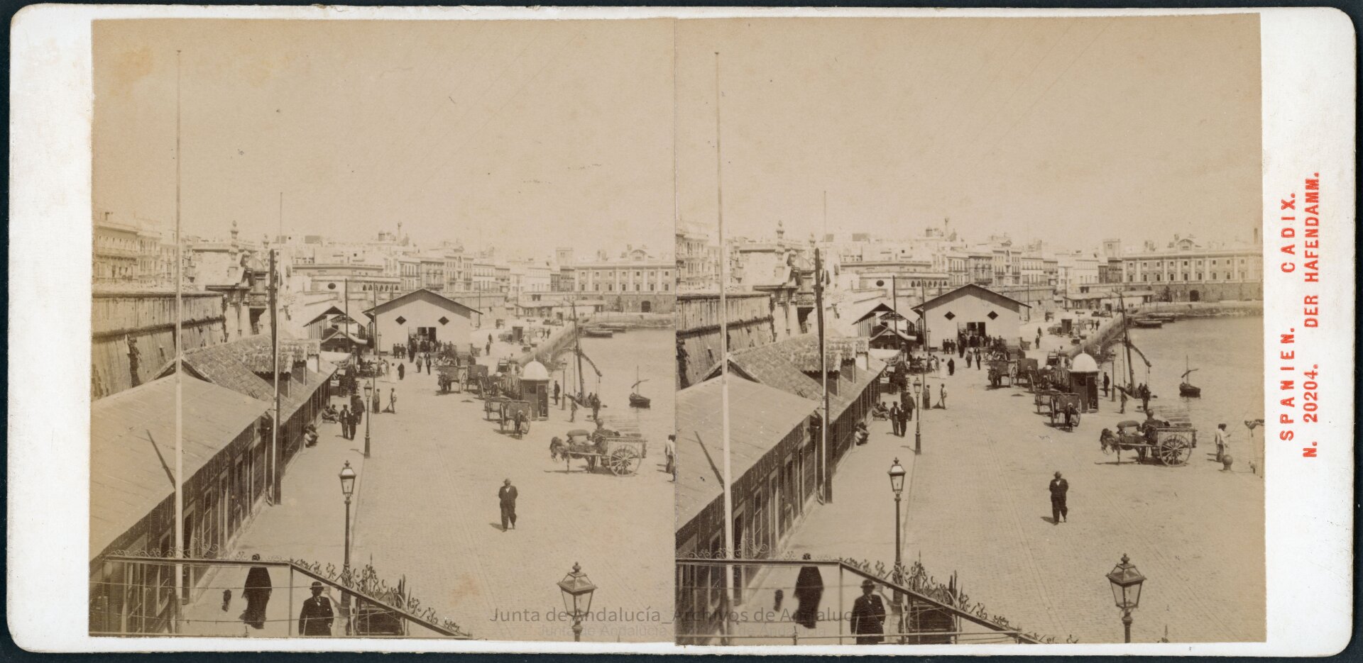 Vista del los edificios del puerto en el lado exterior de la muralla.