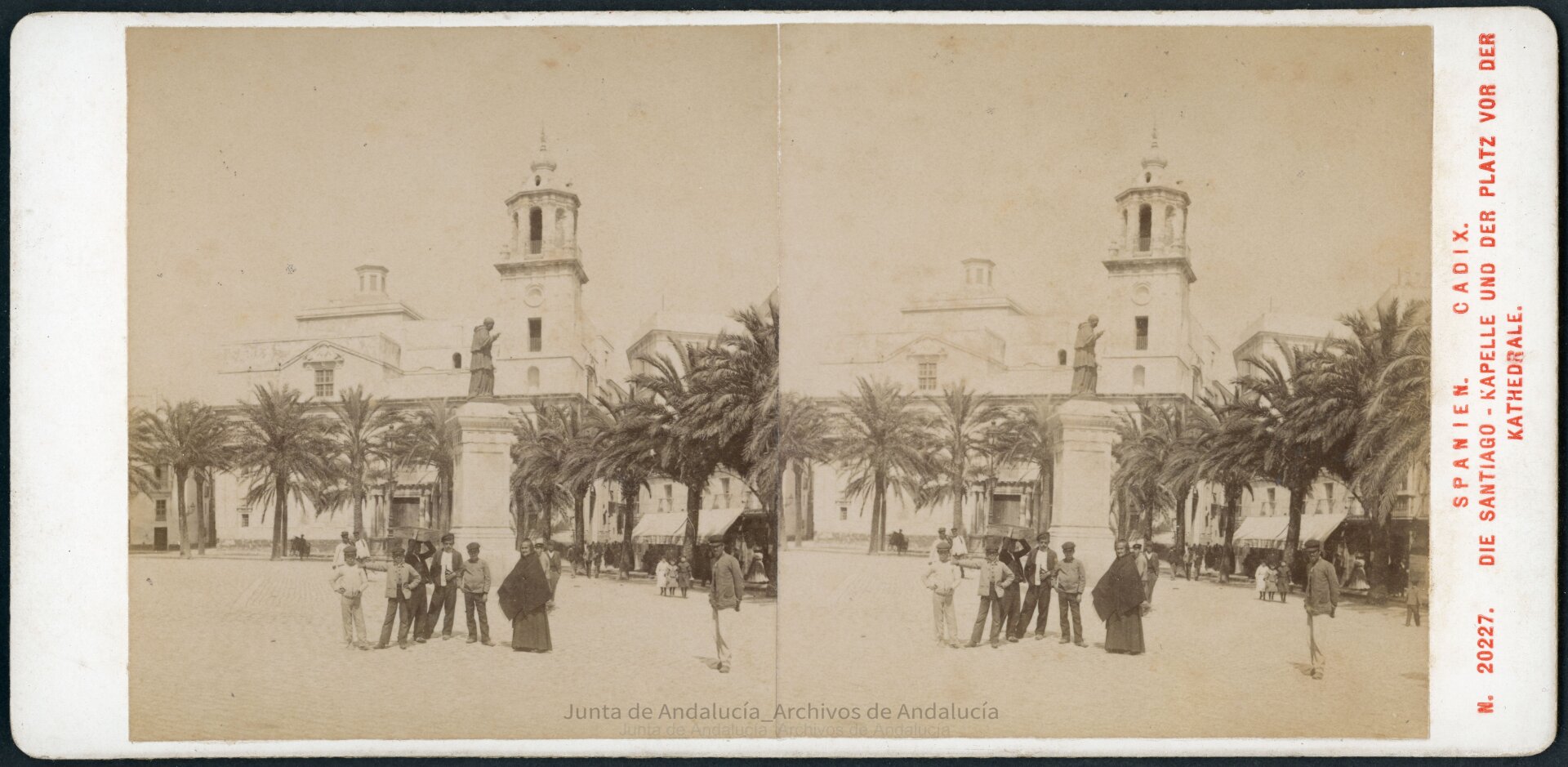 Plaza con estatua de un obispo sobre un pedestal. Al fondo hay una iglesia. Varios niños y una anciana miran delante del pedestal a la cámara.