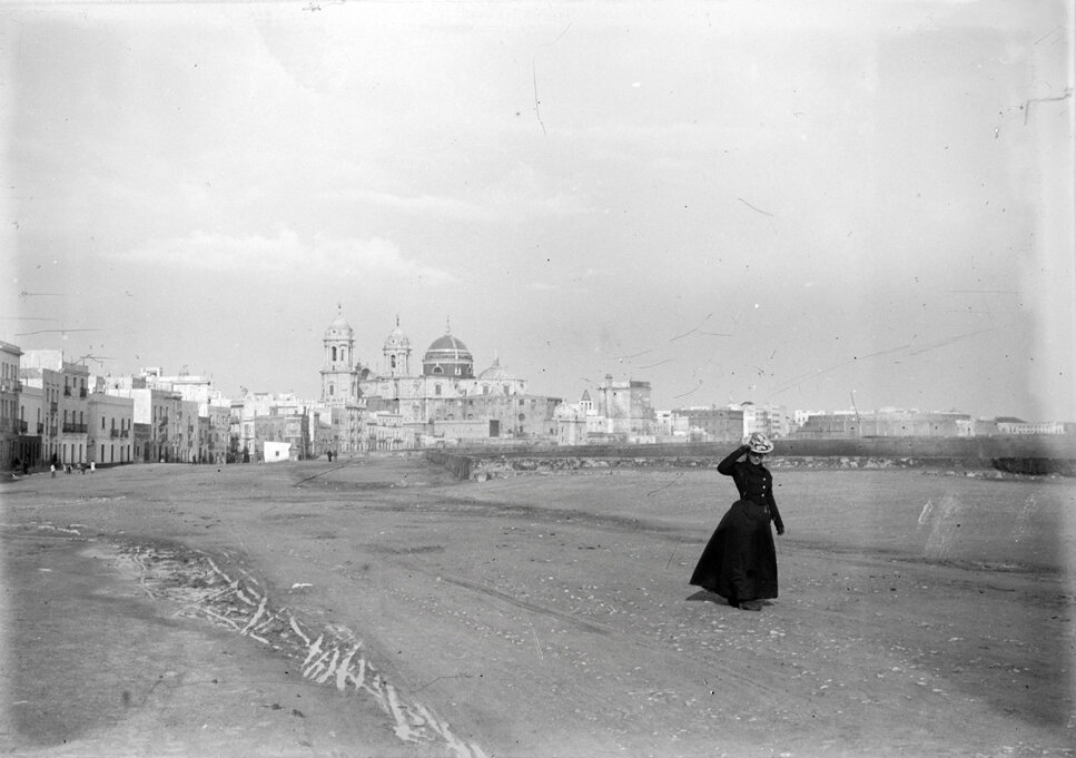 Zona amplia sobre la muralla junto al mar. Al fondo se ve la catedral y la plaza de toros.