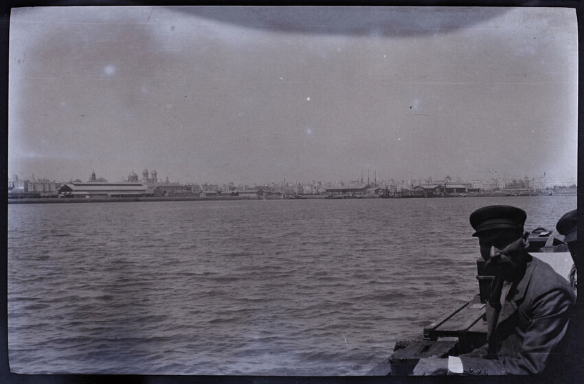 Vista de la ciudad desde una embarcación que se aproxima al puerto.