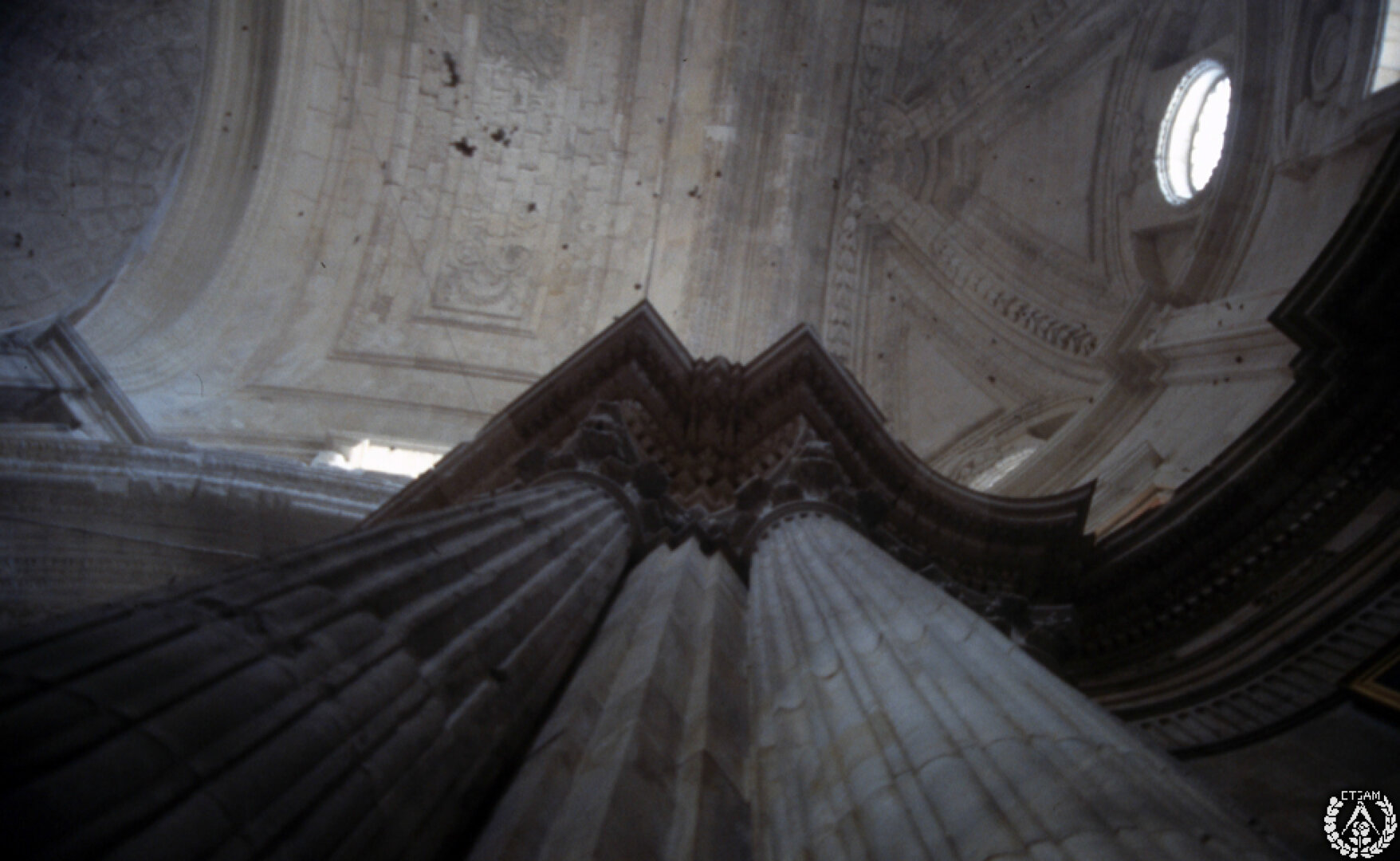 Columna de la catedral vista desde abajo.