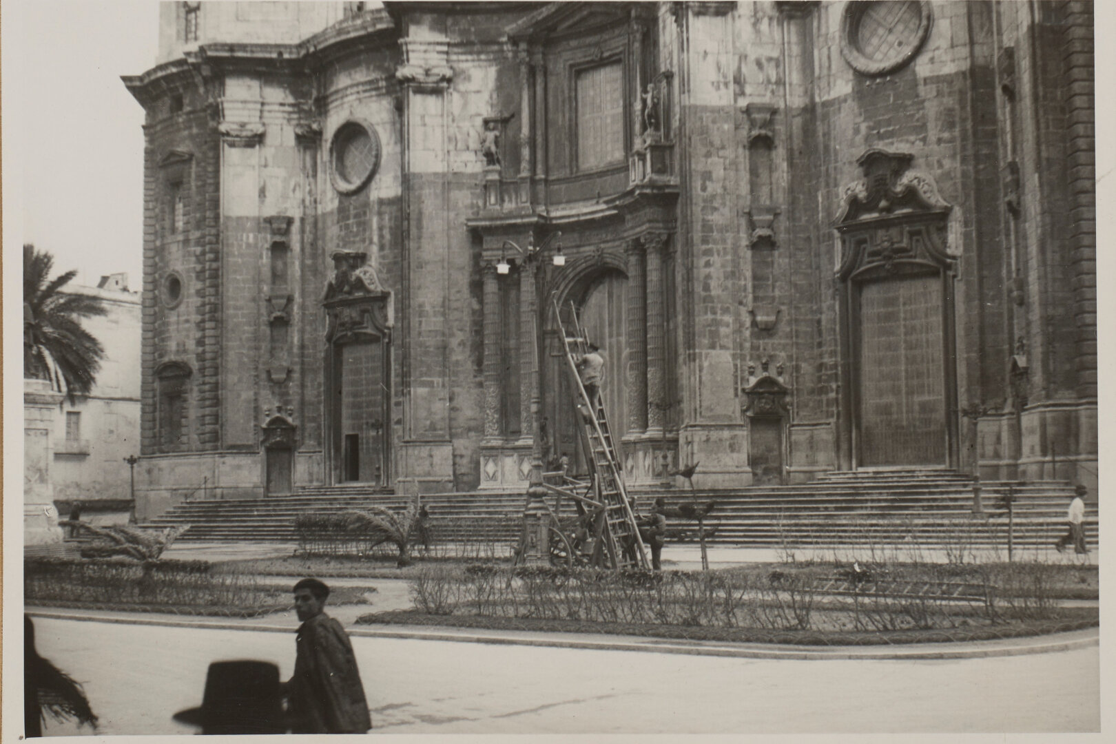 Fachada de la catedral con jardines en la plaza.