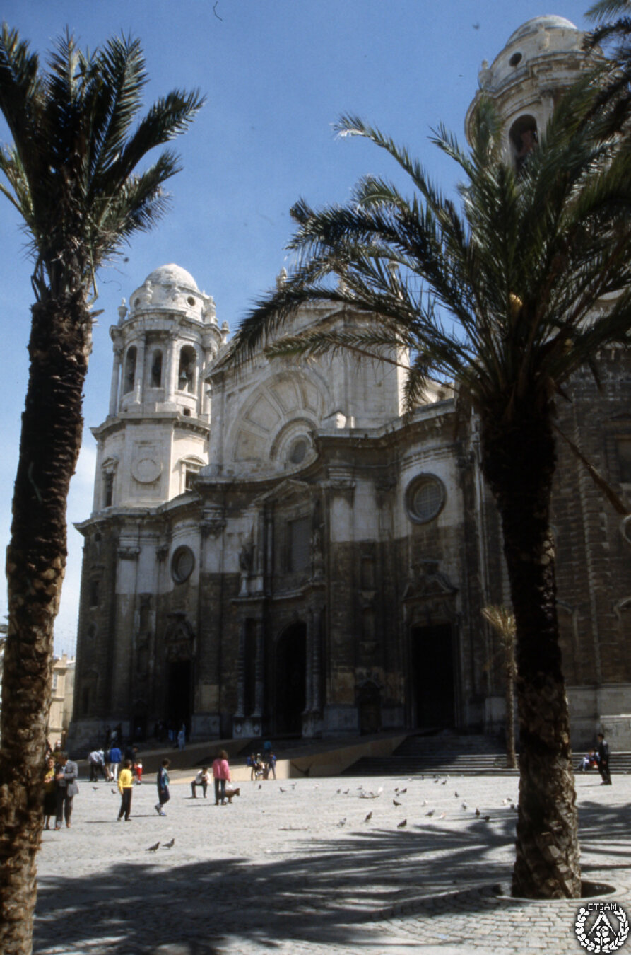 Plaza y fachada de la catedral.