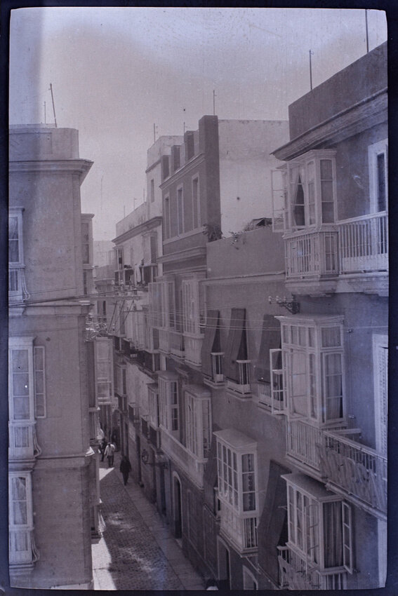 Vista de una calle estrecha desde un balcón.