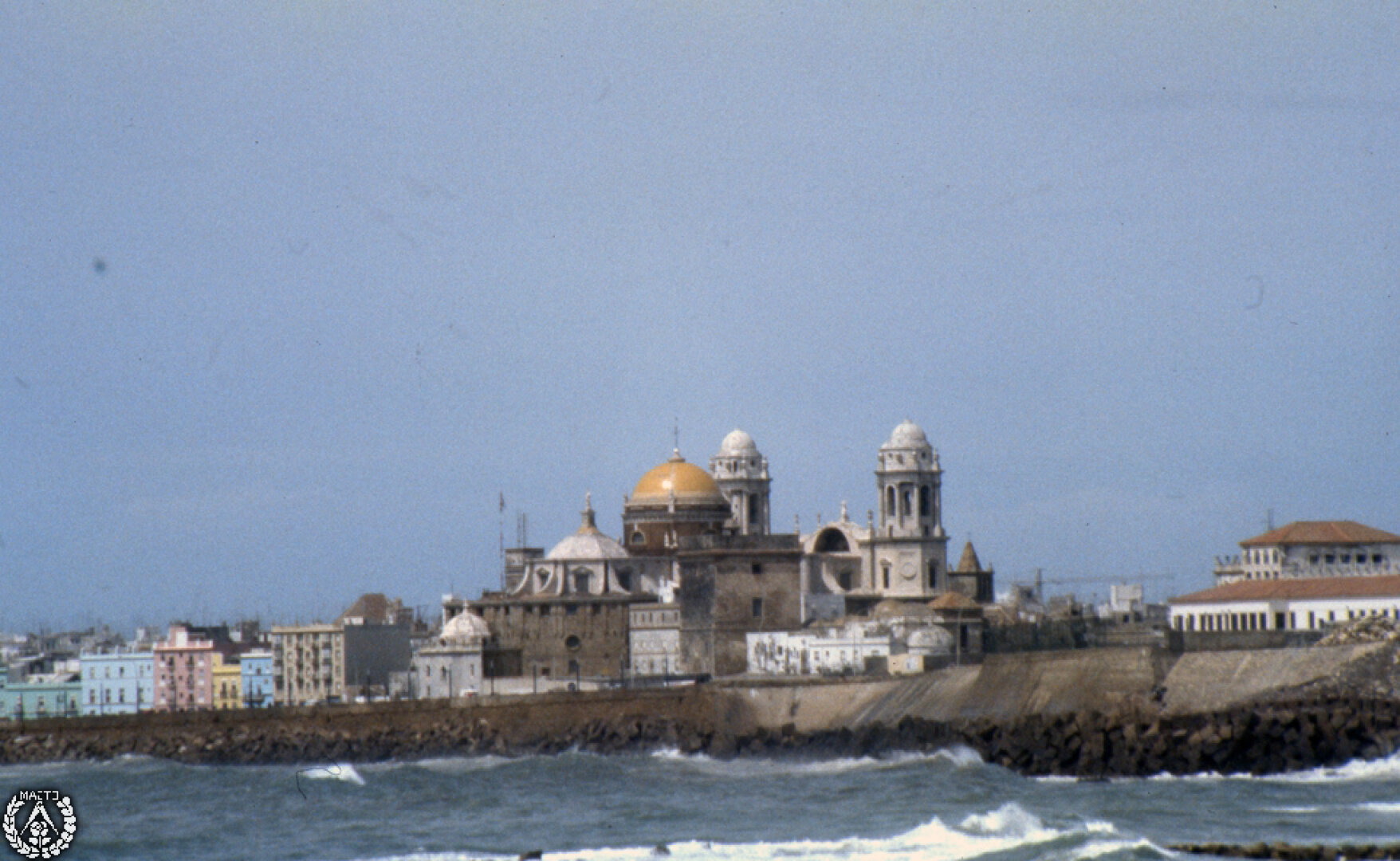 Vista el mar de una ciudad amurallada con una catedral que sobresale entre los edificios a sus lados.