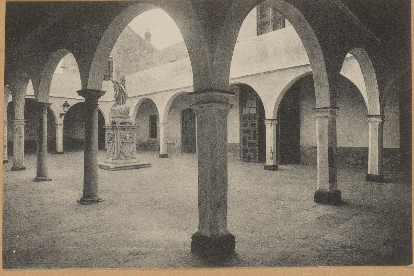 Atrio de la iglesia.