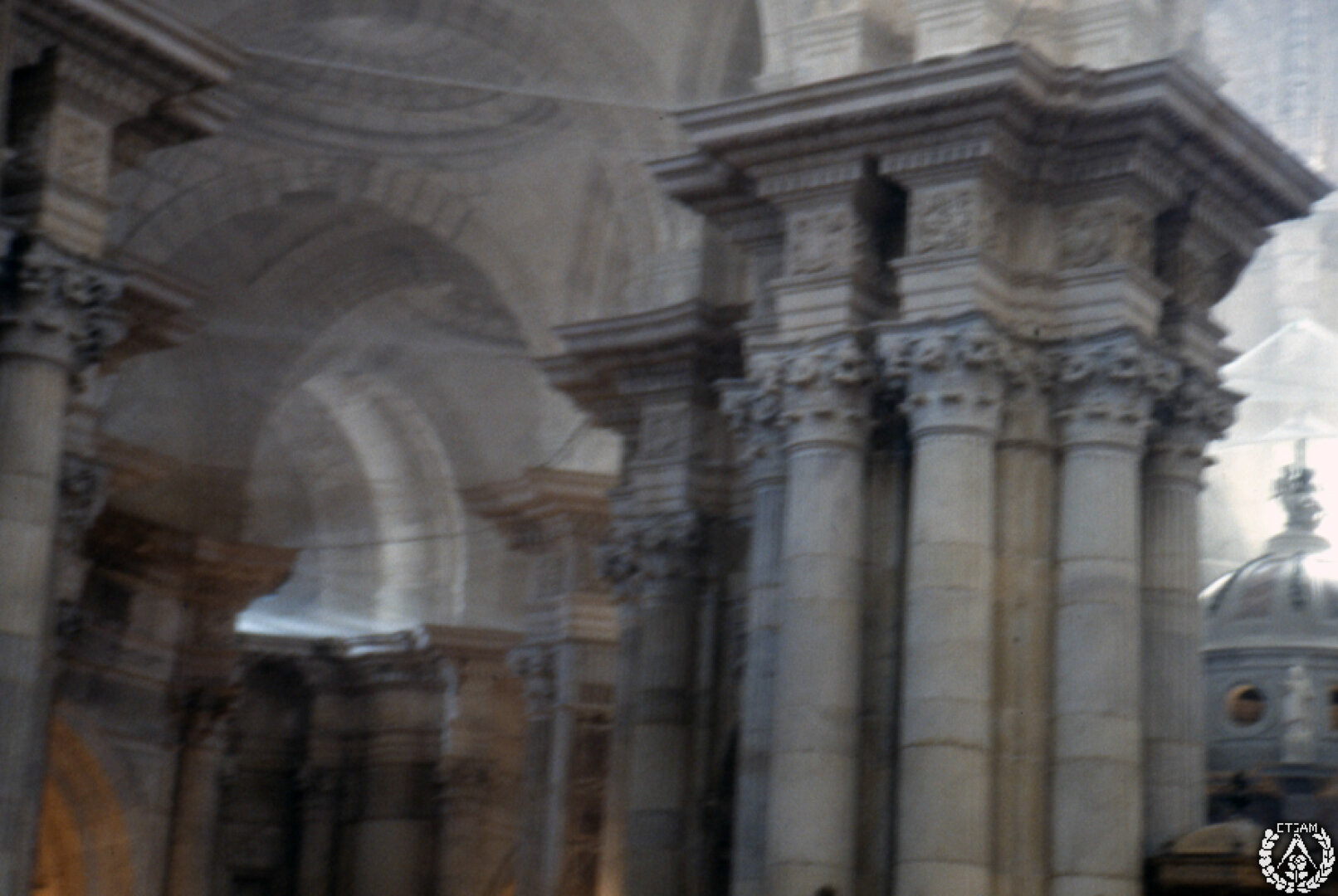 Vista borrosa de las columnas y el altar mayor.