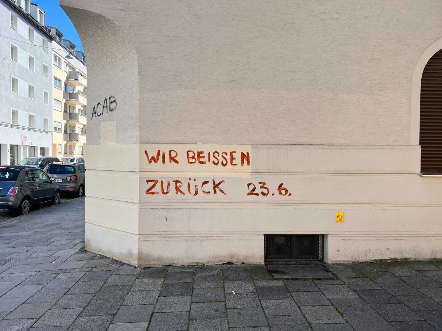 Graffiti mit den Worten: „Wir beissen zurück“