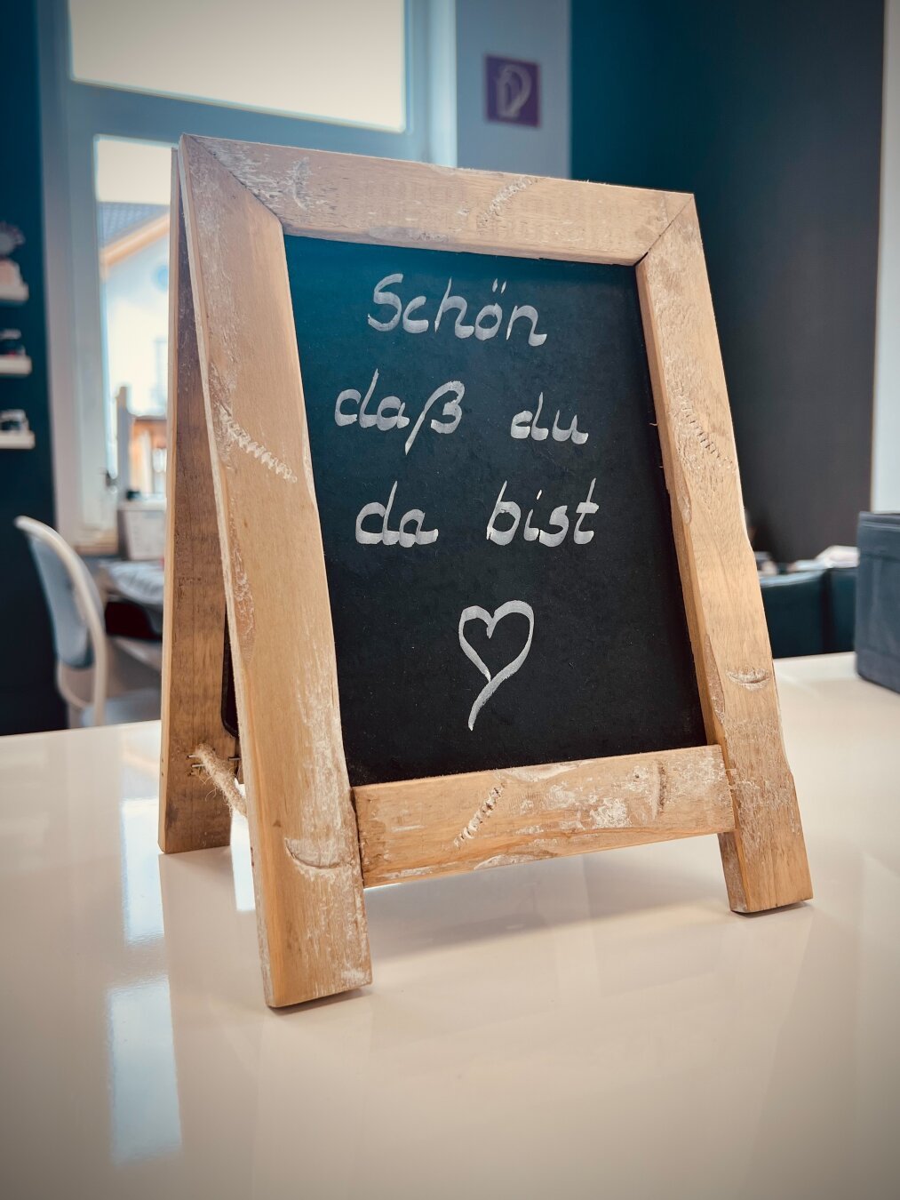 Schön dass du da bist auf einem Schild mit einem kleinen Herzchen