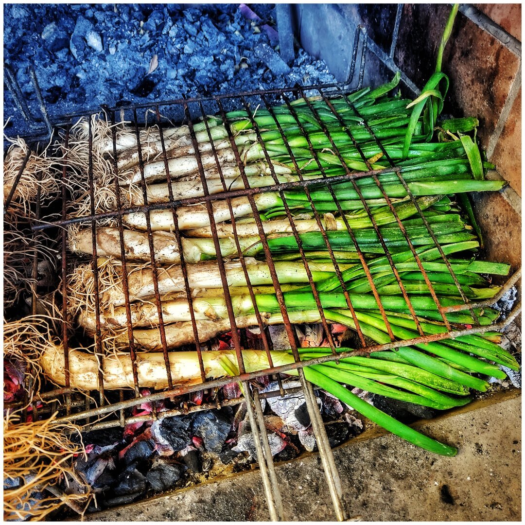 Calçots a mig fer