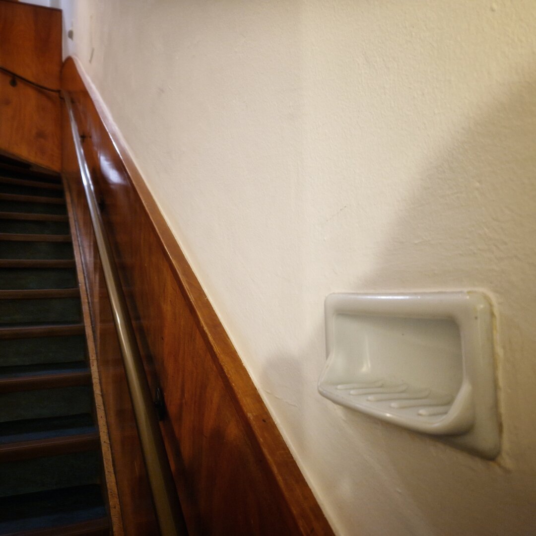 Seifenablage im Stiegenhaus; oder Aschenbecher