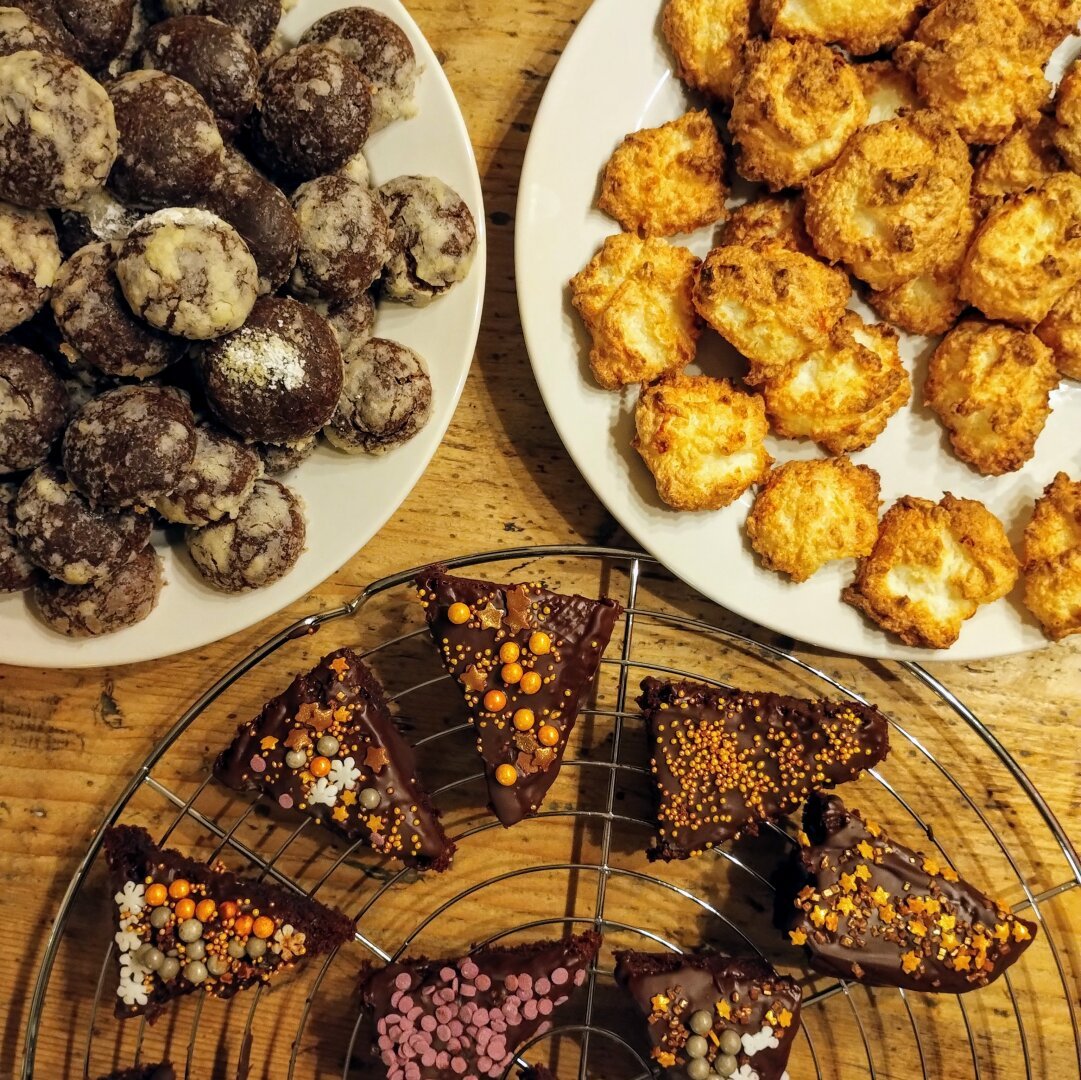 Drei Sorten Weihnachtsgebäck, eine davon mit Schokoguss und bunten Zuckerperlen.