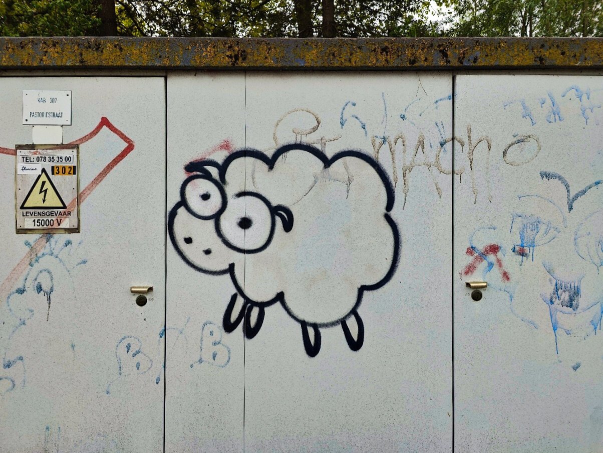 Un mouton dessiné sur la porte d'une cabine électrique à haute tension.