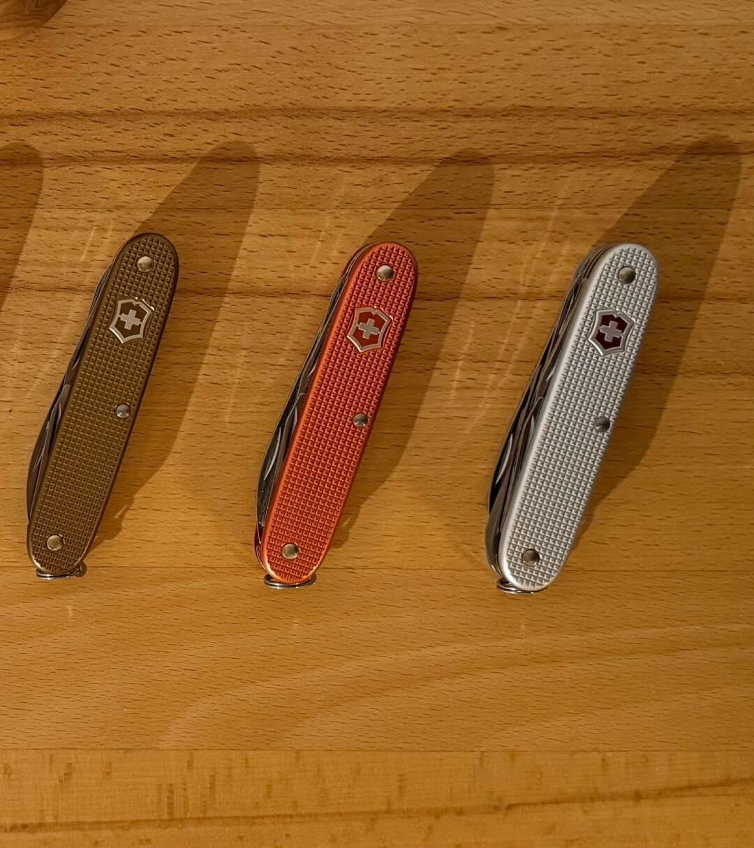 Drei weitere Taschenmesser