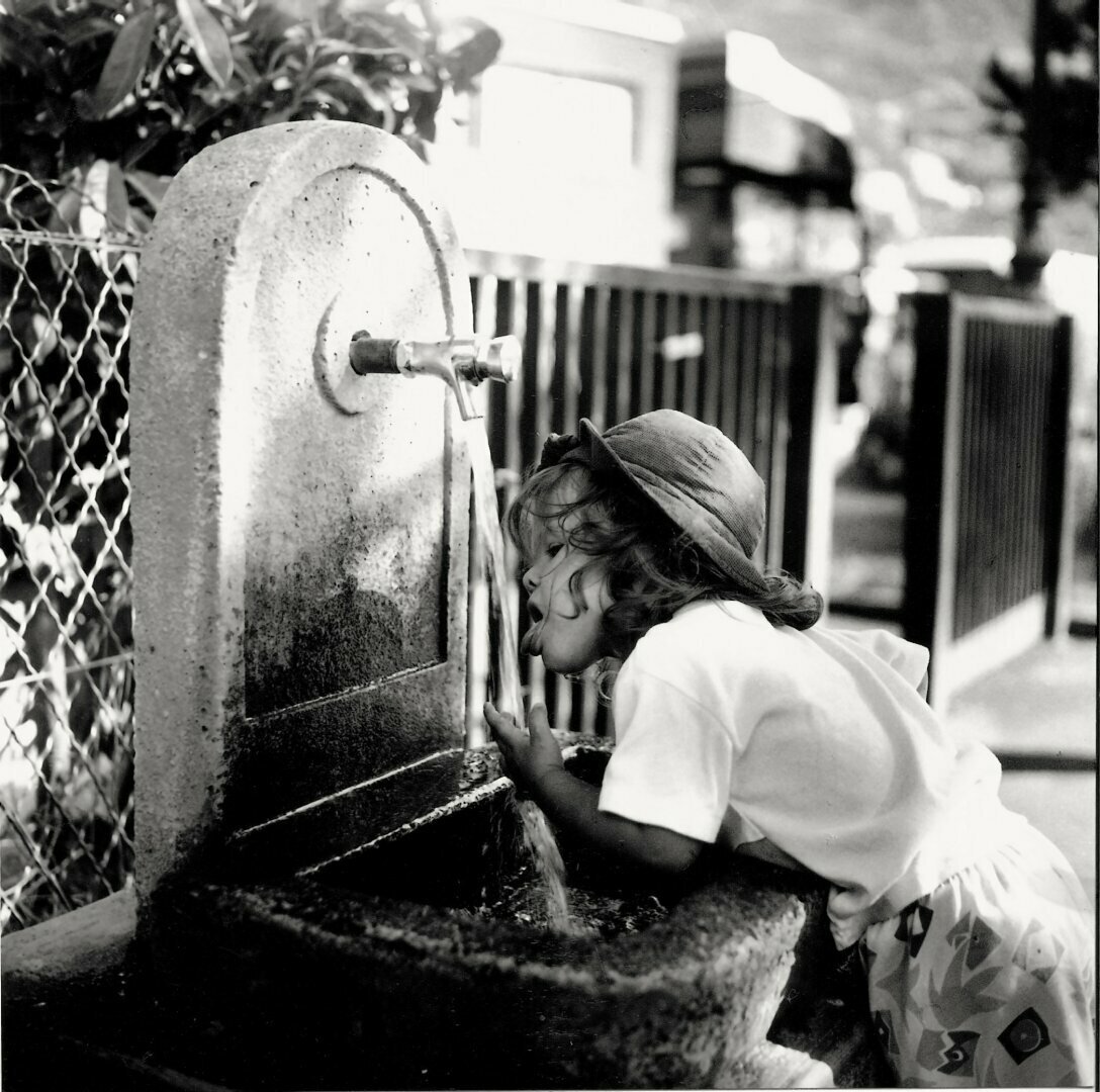 Ma fille, a Menton, en 1996.Yashica Mat, FP4.