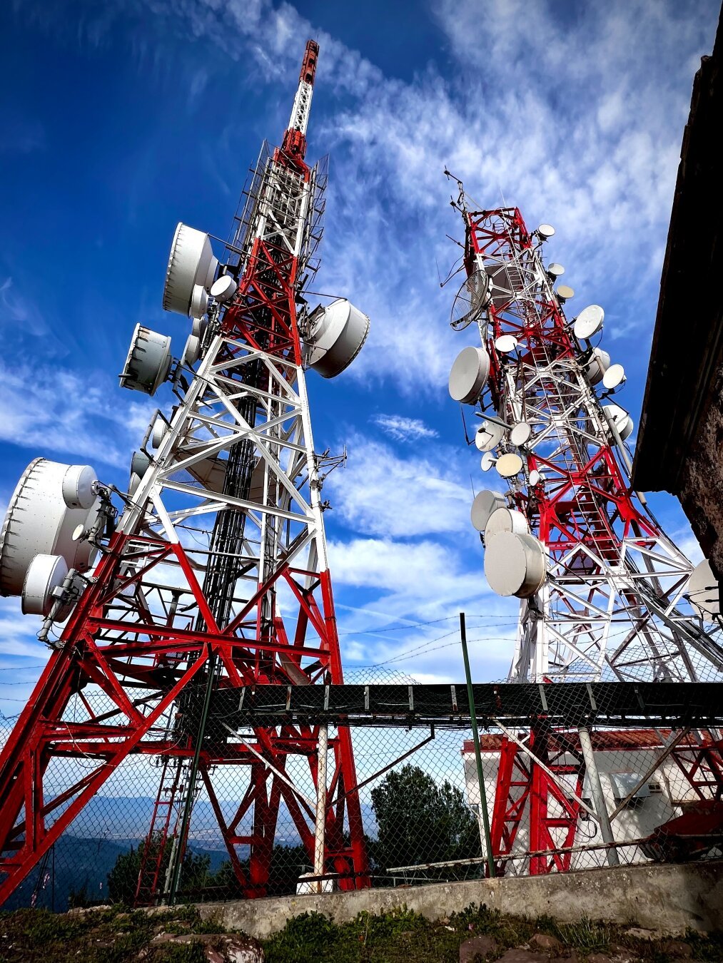 Antenas de repetición, de radio, TV, telefonía, etc