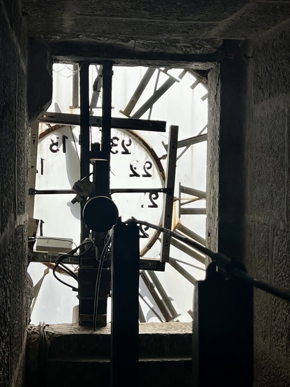 Reloj de un campanario visto desde dentro, con parte del mecanismo.