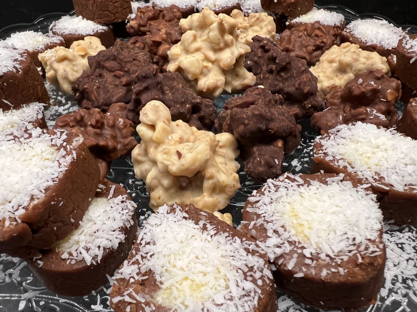 Diferentes dulces con chocolate, nueces y coco.