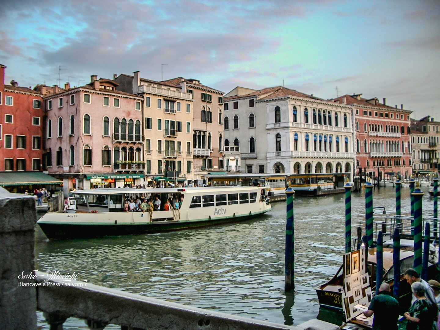 Al ponte di Rialto, Venezia 2003

#travelling #venezia #venice #streetphotography #italy