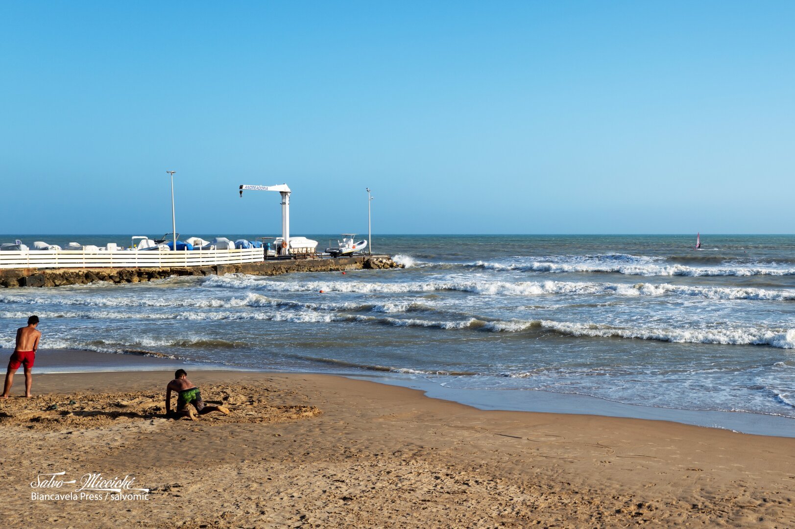 Il bianco delle onde (Marina di Ragusa 🇮🇹)

#leica_camera #leica #marinaDiRagusa #sicily #streetPhotography #silentSunday