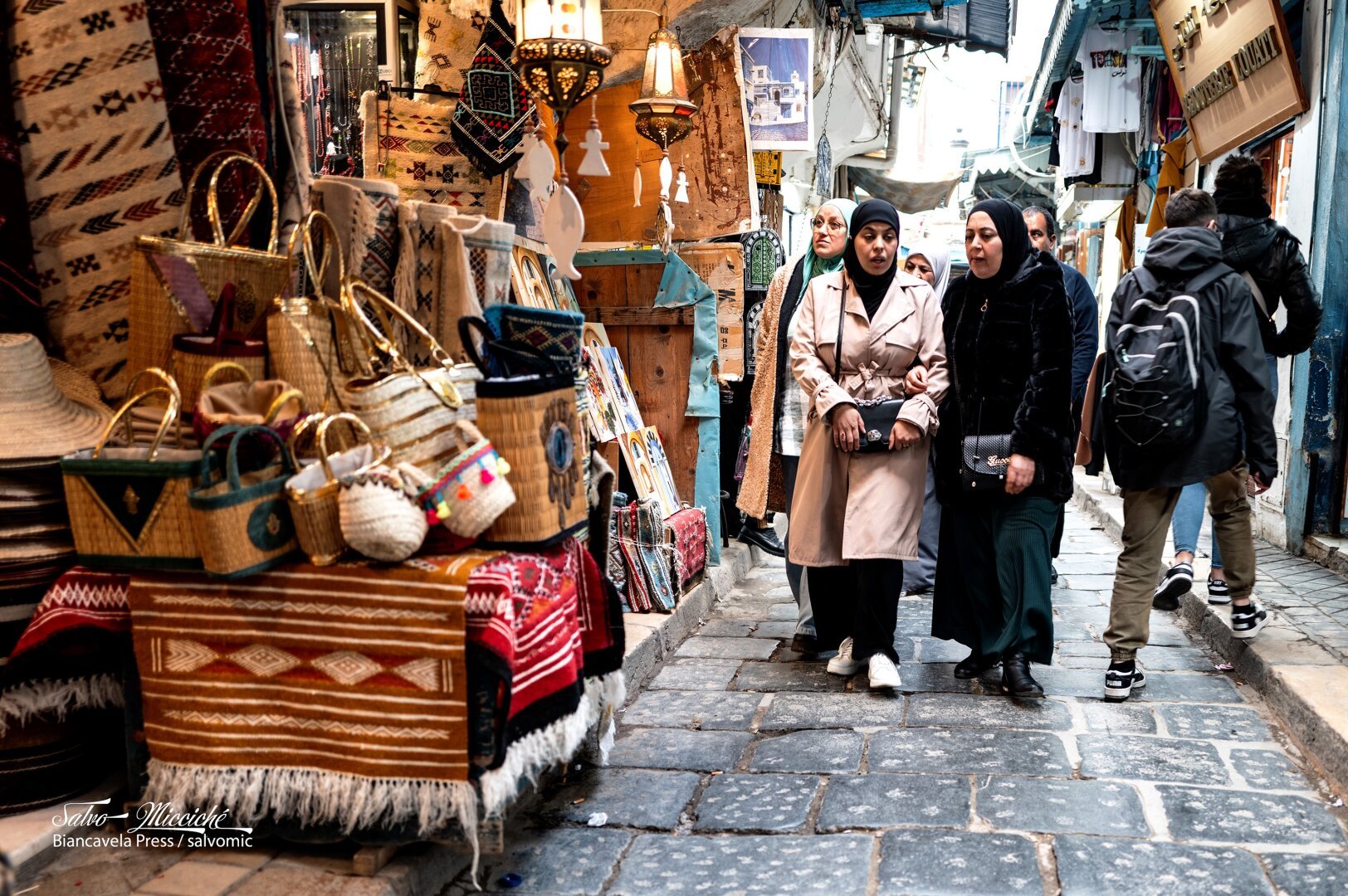 Vita quotidiana a Tunisi, la Medina 🇹🇳

#leica_camera #people #tunisia #africa #manifestapp #travelling