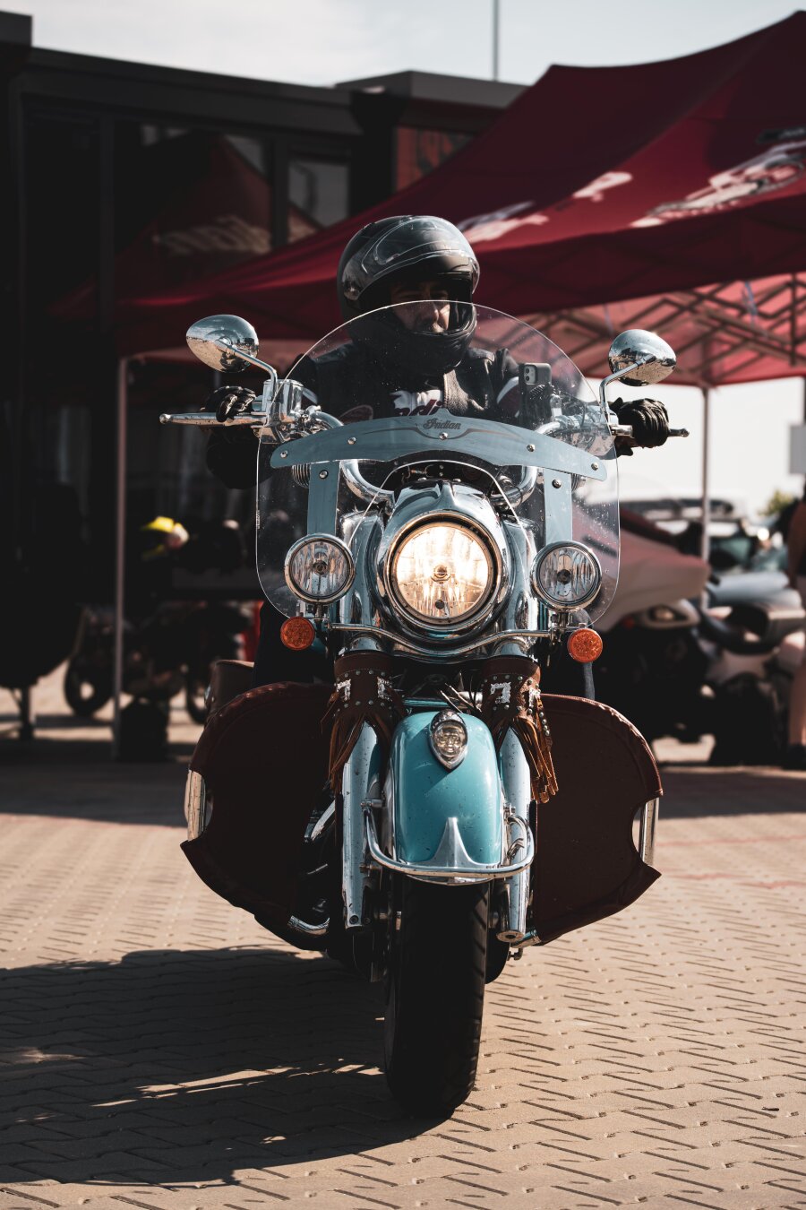 Motocykl jadący na wprost na fotografa