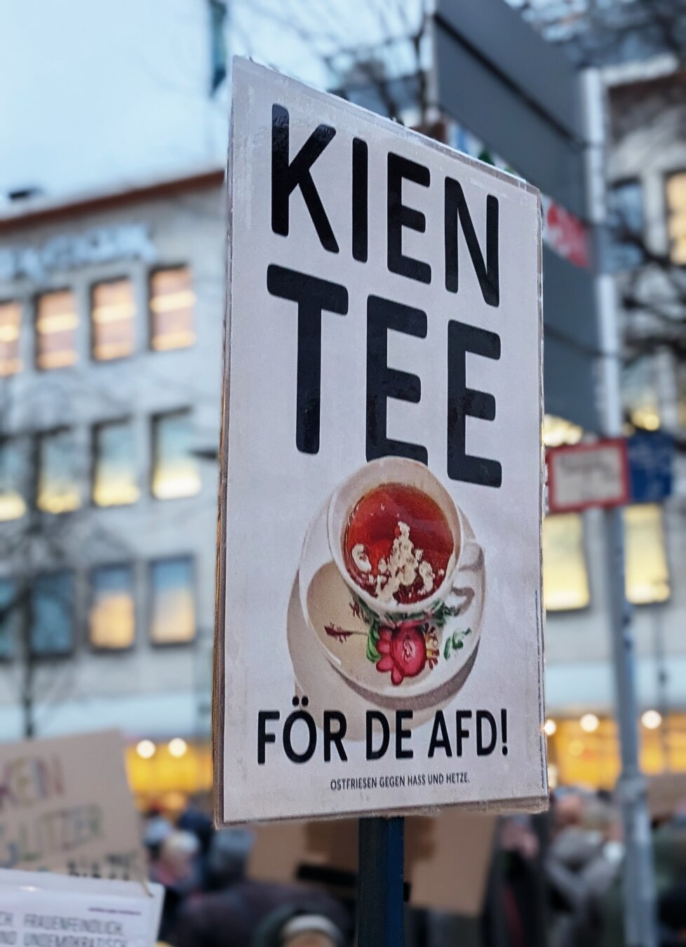 Demoschild mit der Aufschrift "Kien Tee för die AfD - Ostfriesen gegen Hass und Hetze.