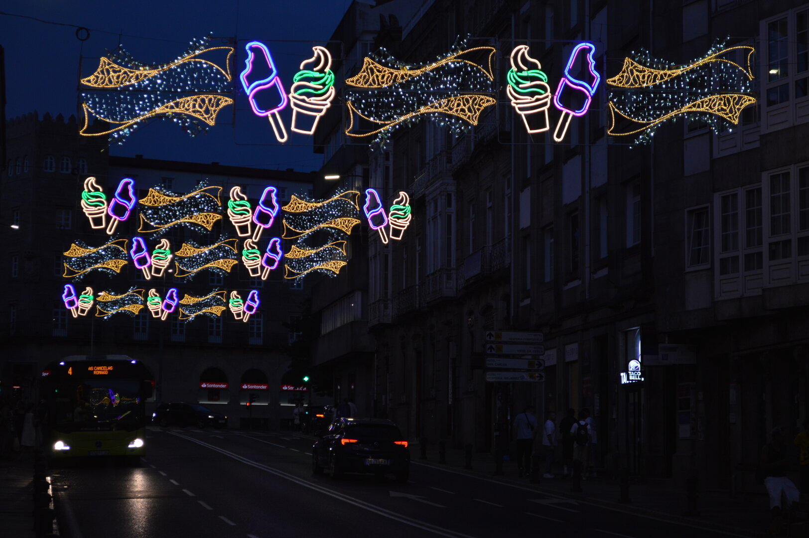 Luces de festa penduradas dos edificios na Rúa da Senra.

Teñen uns chamativos xeados de cores