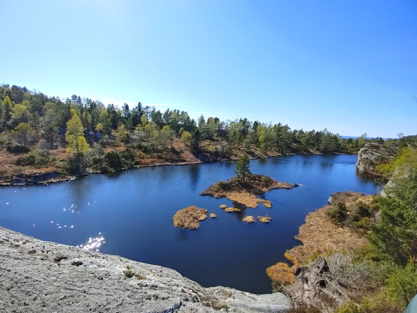 Langafjelltjørna, Askøy, Norway. April 2022.