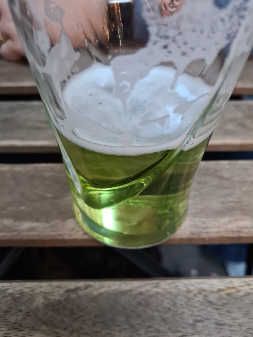 Grünes französisches Bier mit Genepi.