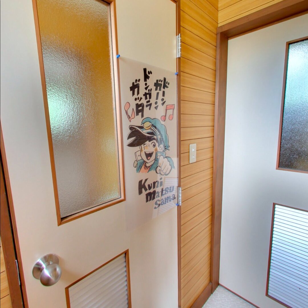 Picture of a character from the anime "Kunimatsu-sama No Otoridai" painted on a door