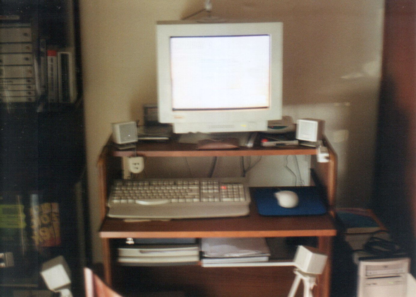 PC di una volta, con tutti i suoi componenti del colore beige come si usava all'epoca: monitor CRT, quattro casse, due delle quali su un supporto per essere disposte alle spalle dell'utente, tastiera, mouse, modem analogico, case tower e, scarsamente identificabile, uno scanner.