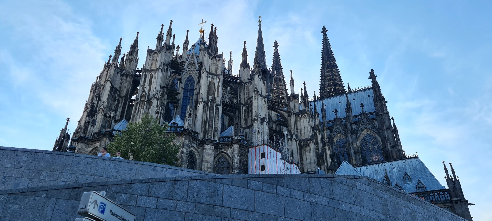 Kölner Dom in starker Untersicht. Türme und Fialen strecken sich in den blauen Himmel.