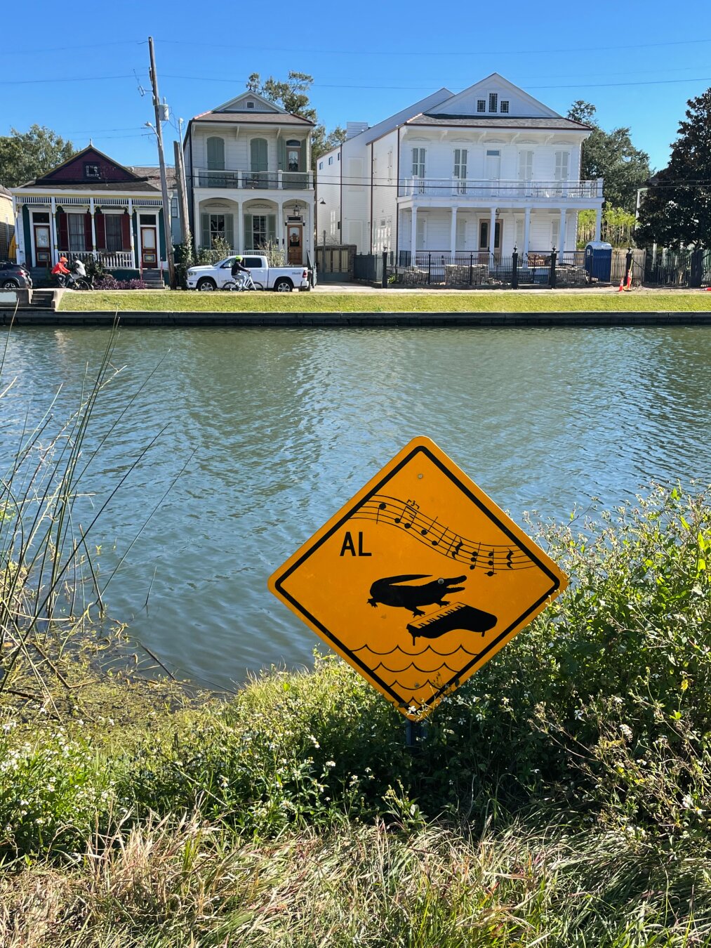 Alligator warning sign modified to show the alligator playing the piano