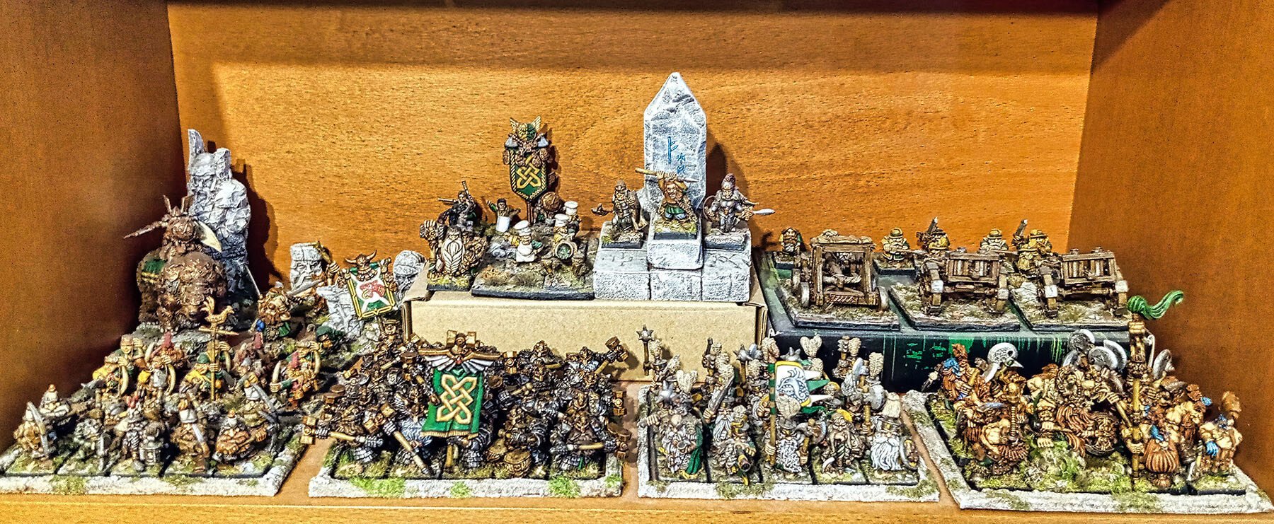 Photographs of the Warhammer dwarf army.
Fantasy miniatures from Citadel, Alternative Armies, MOM, Avatars of War, Black Tree and Scibor.