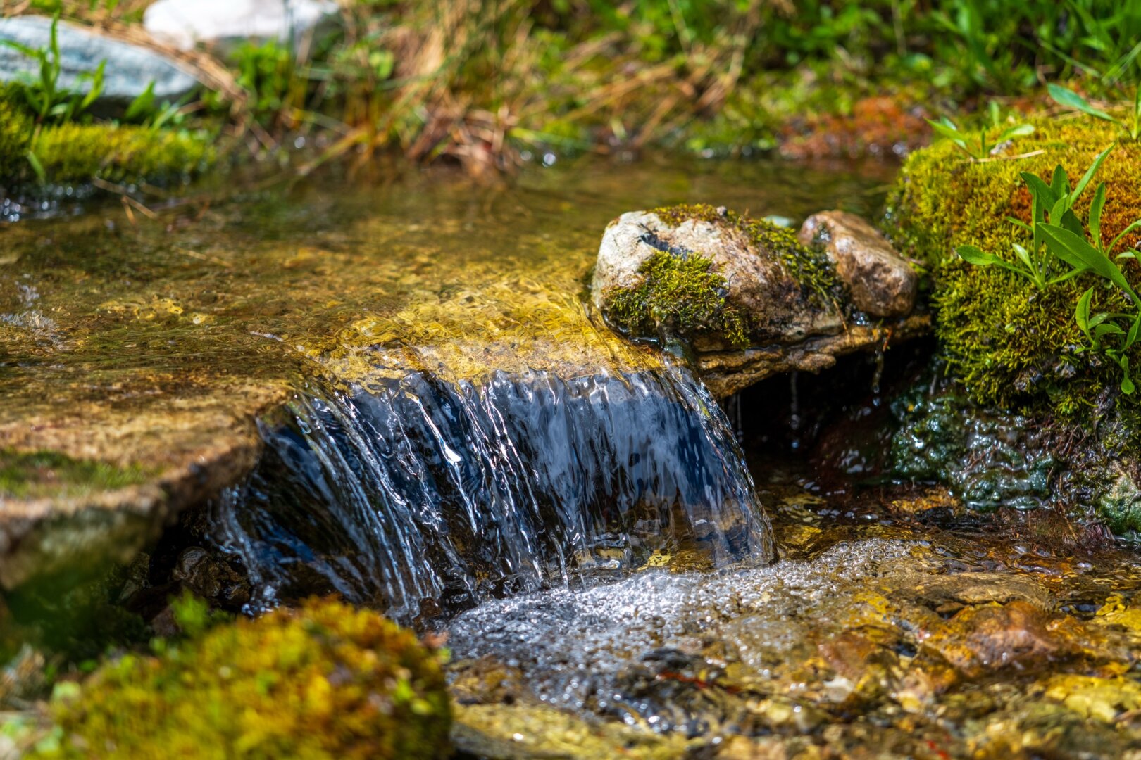A tiny waterfall amidst rocks and mosses. [Fuji X-T5 / Sigma 17-40 1.8]